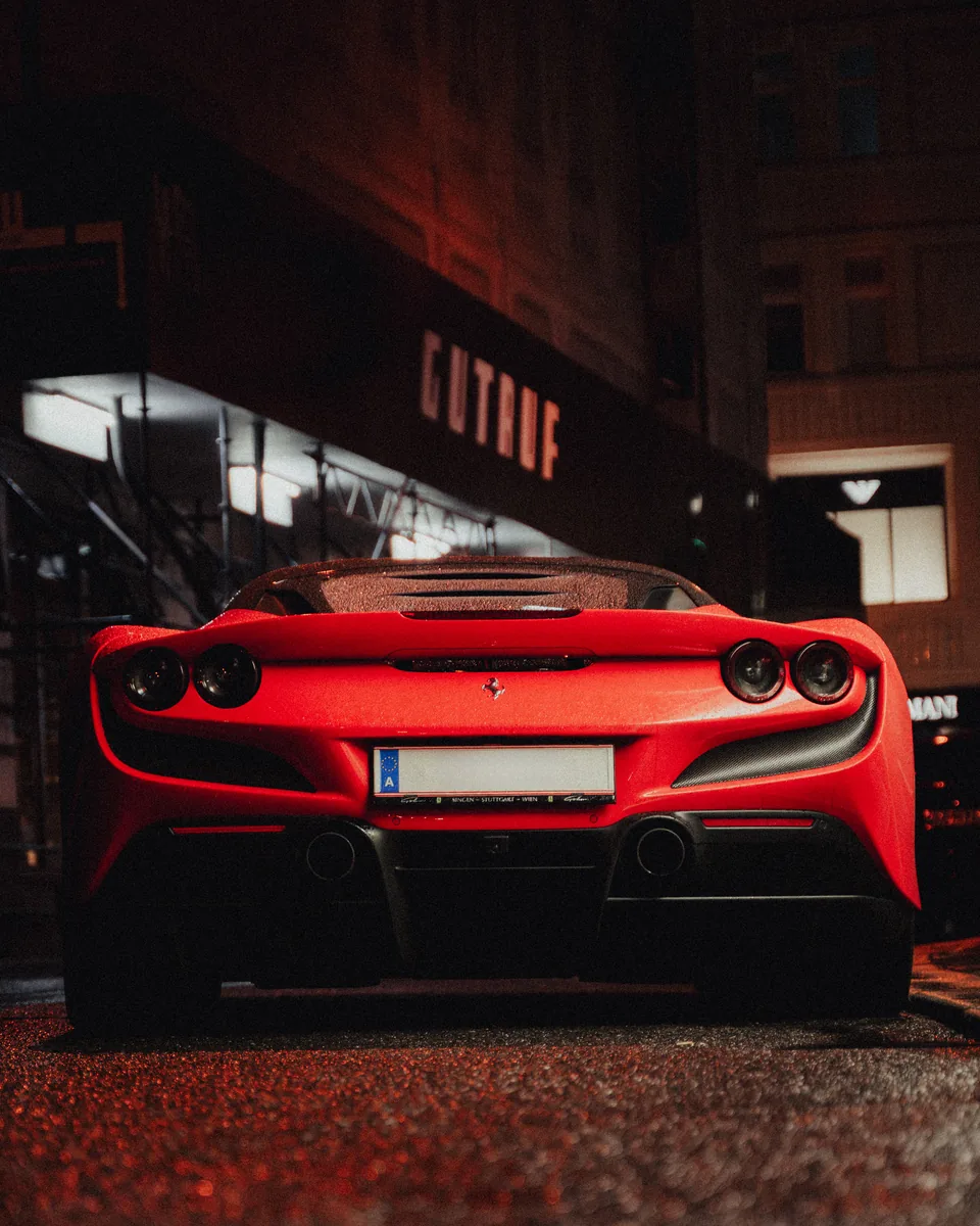 Ferrari-Heck im roten Licht der Stadt