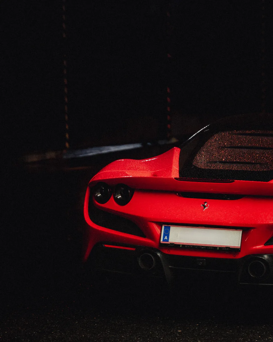 Heckdetail des roten Ferrari bei Nacht