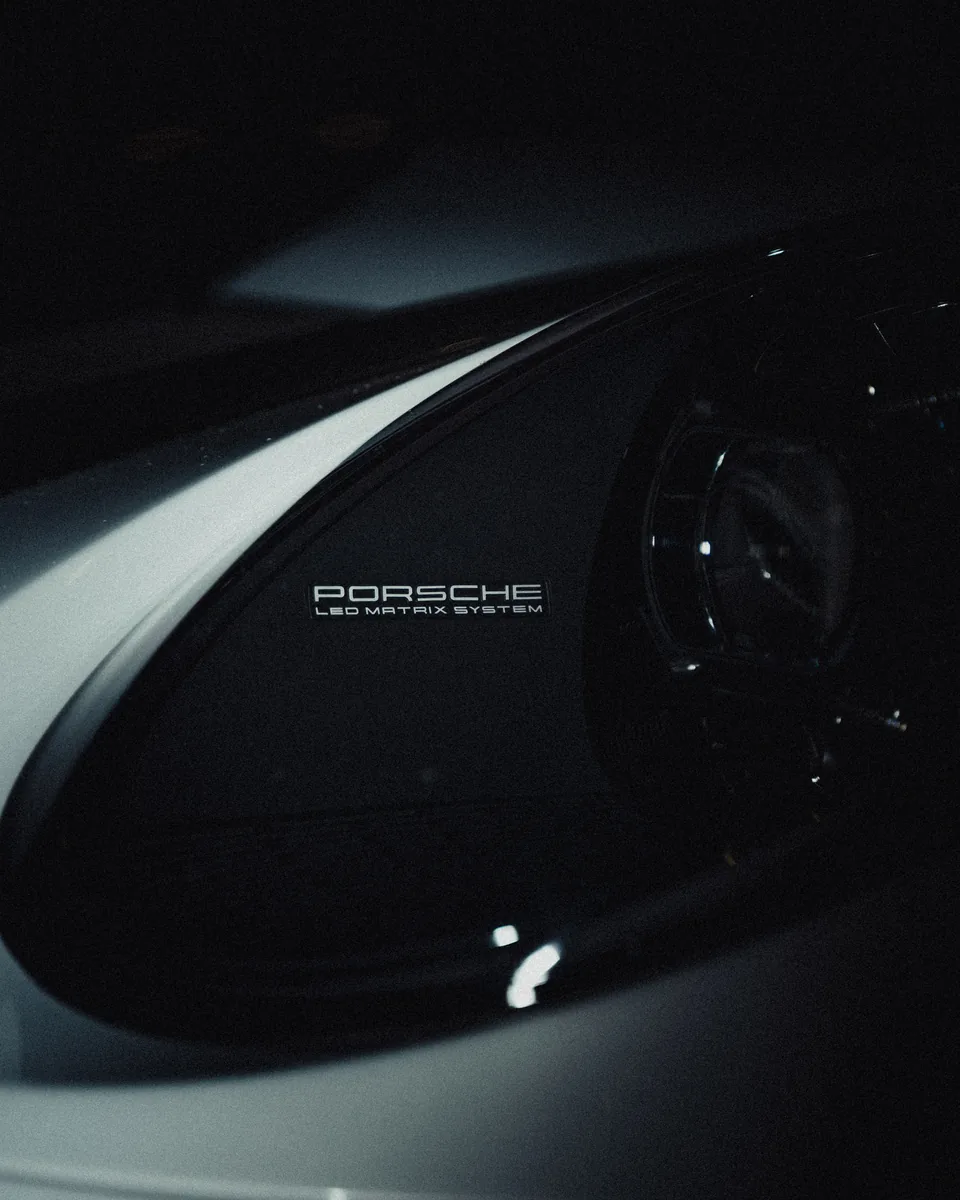 Porsche-Schriftzug auf dem Scheinwerfer