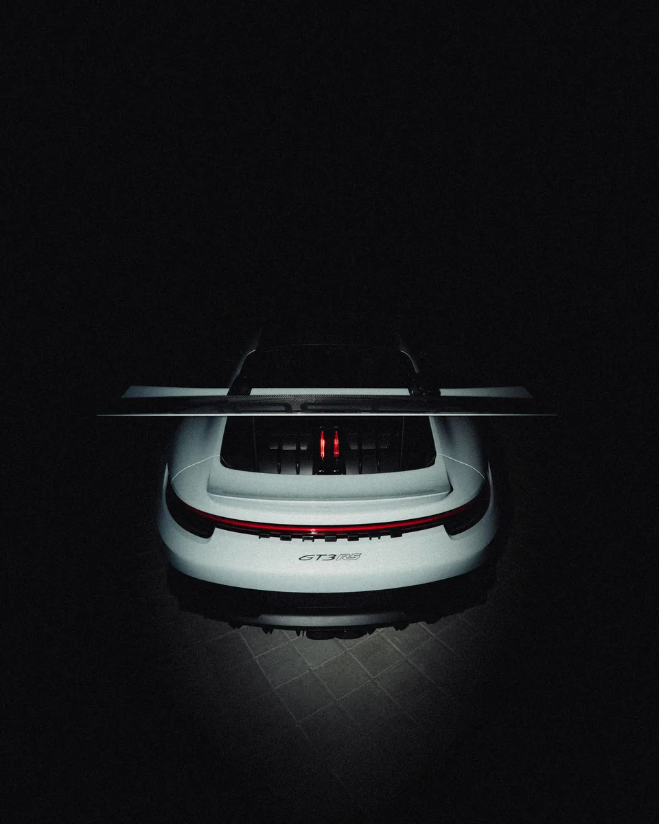 Porsche-Heck mit geöffnetem Motorraum