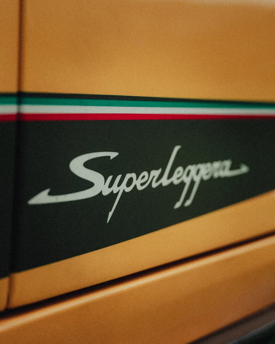 Superleggera-Schriftzug auf goldener Karosserie