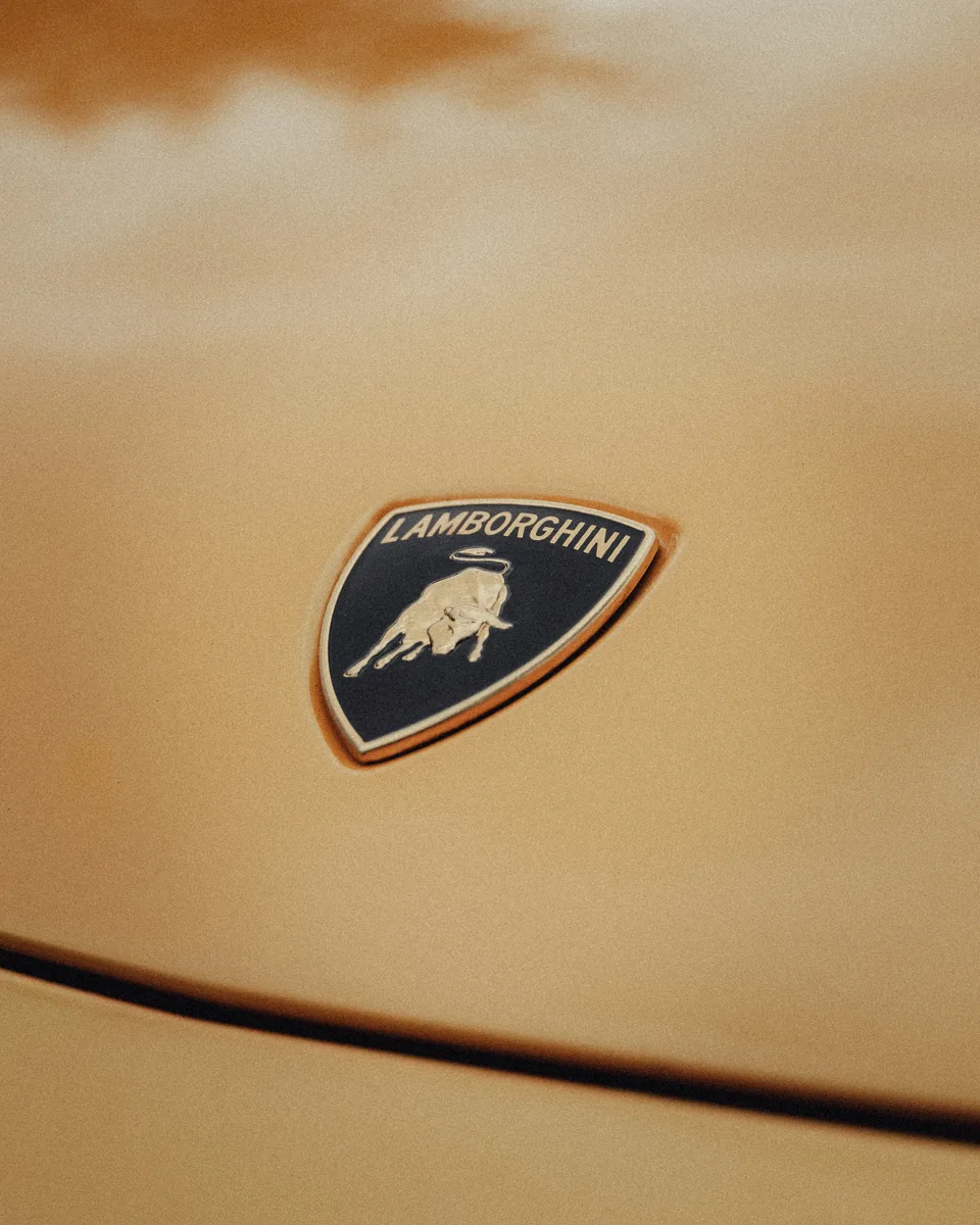 Lamborghini-Emblem auf goldener Motorhaube