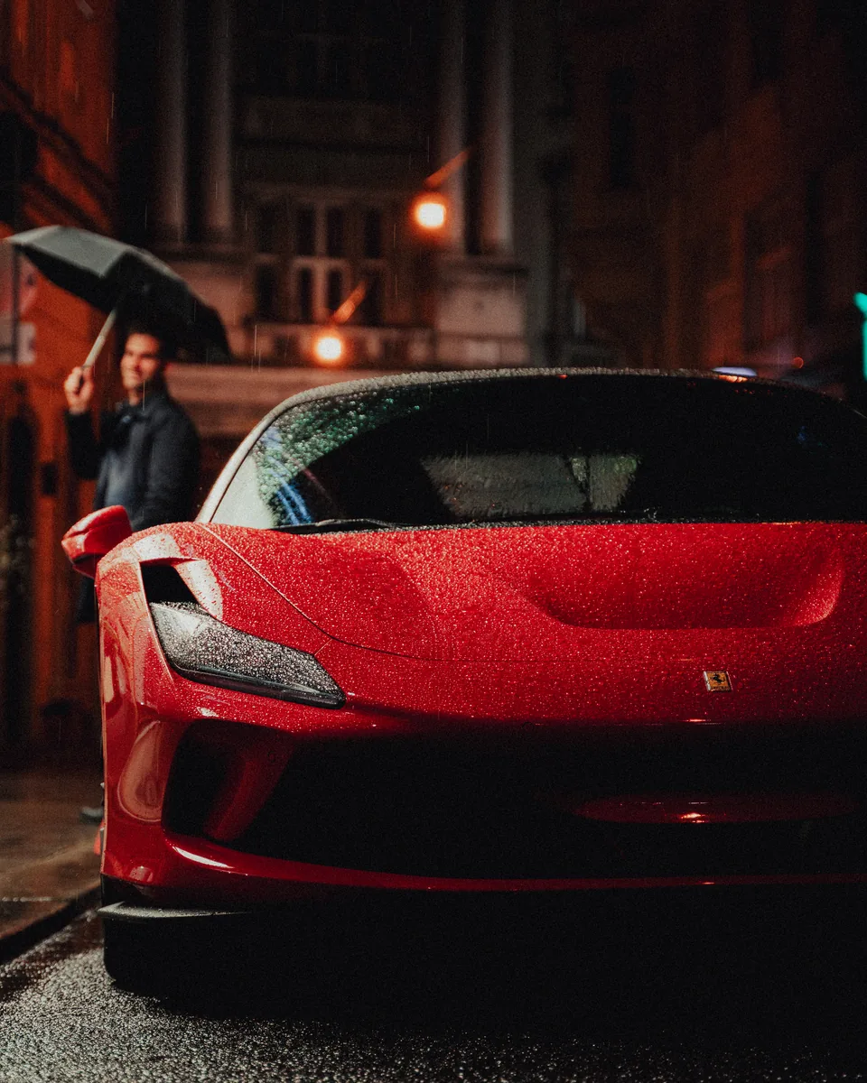 Ferrari frontal im nächtlichen Straßenlicht