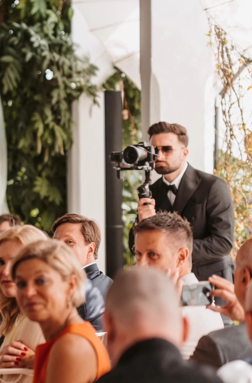 Georg Täufer filmt mit einem Gimbal auf einer Hochzeit