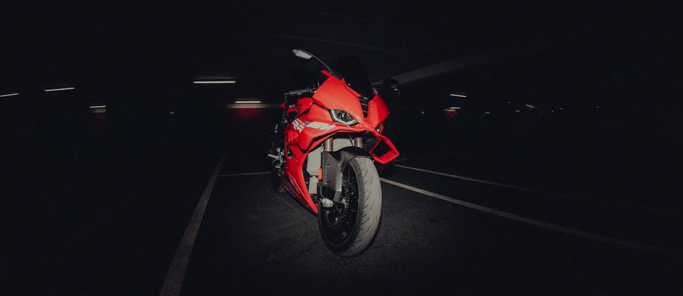 BMW S1000RR frontal bei Nacht