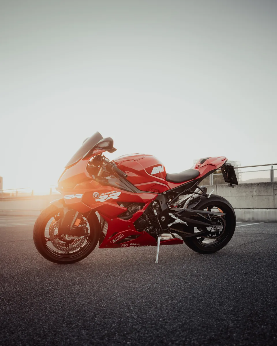 BMW S1000RR seitlich im Sonnenuntergang