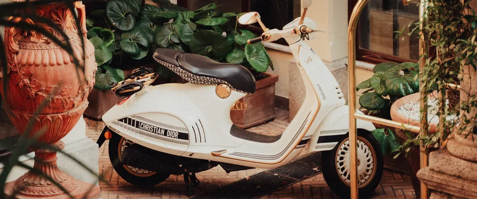Weiße Dior Vespa vor einem italienischen Innenhof