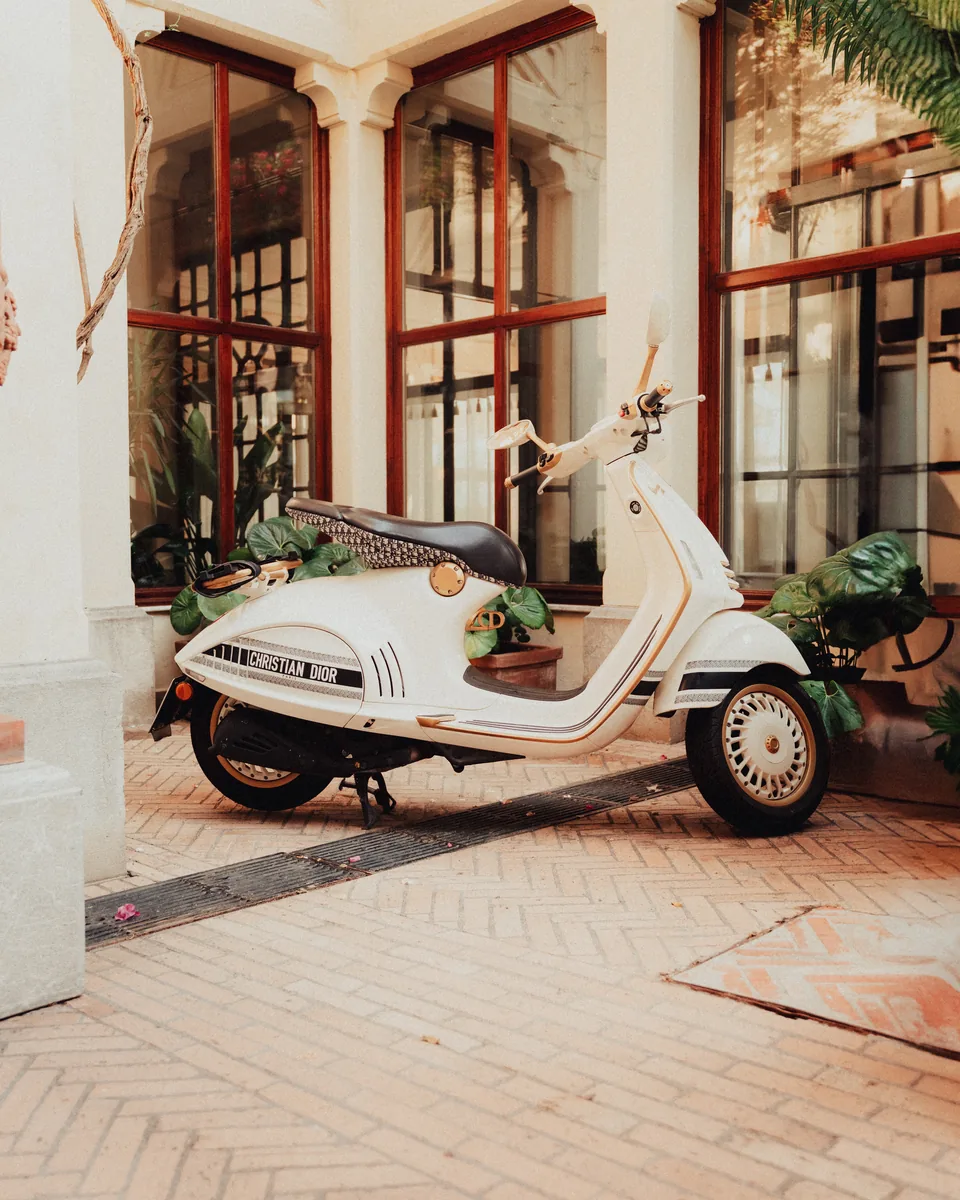 Weiße Vespa im sonnigen italienischen Innenhof