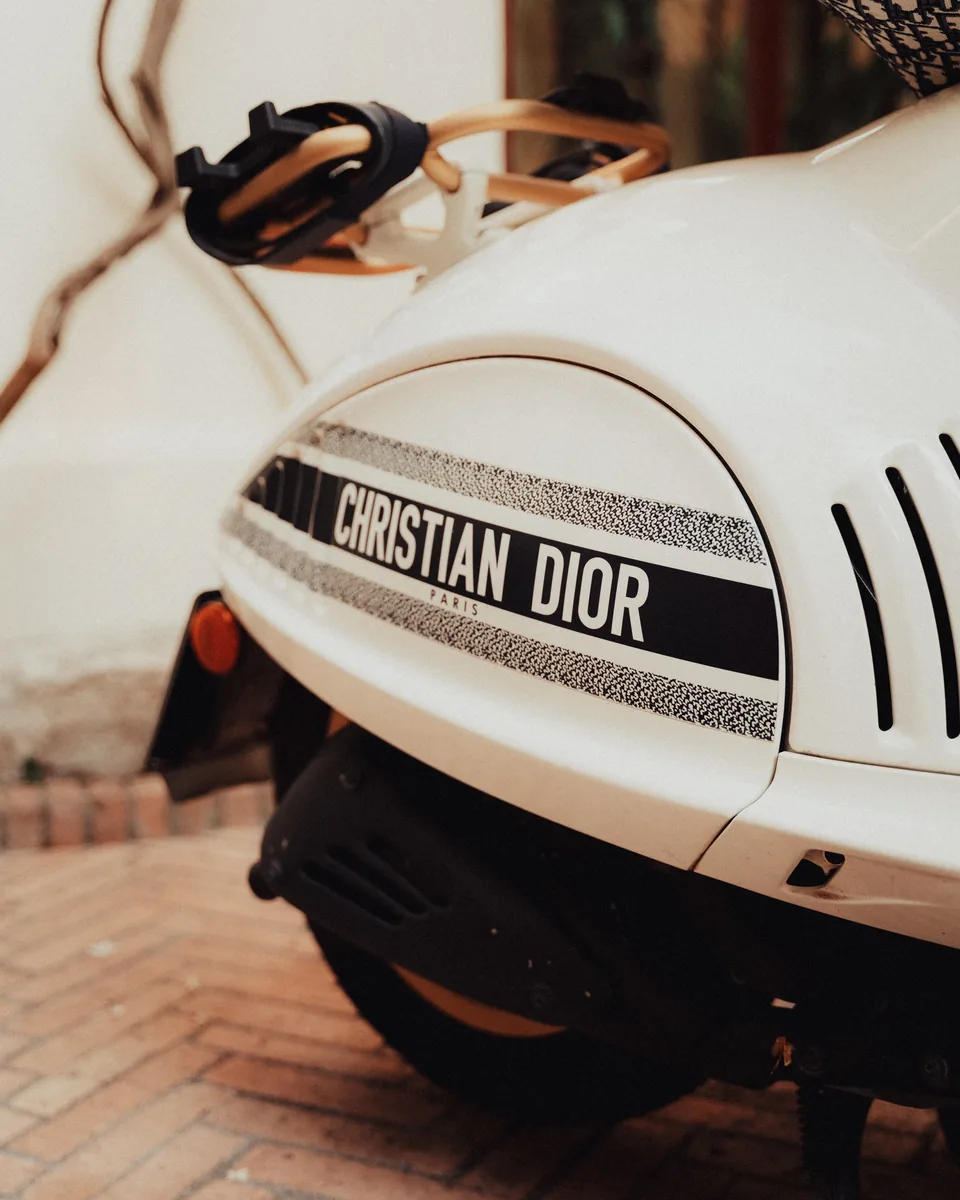 Christian-Dior-Schriftzug am Heck einer weißen Vespa