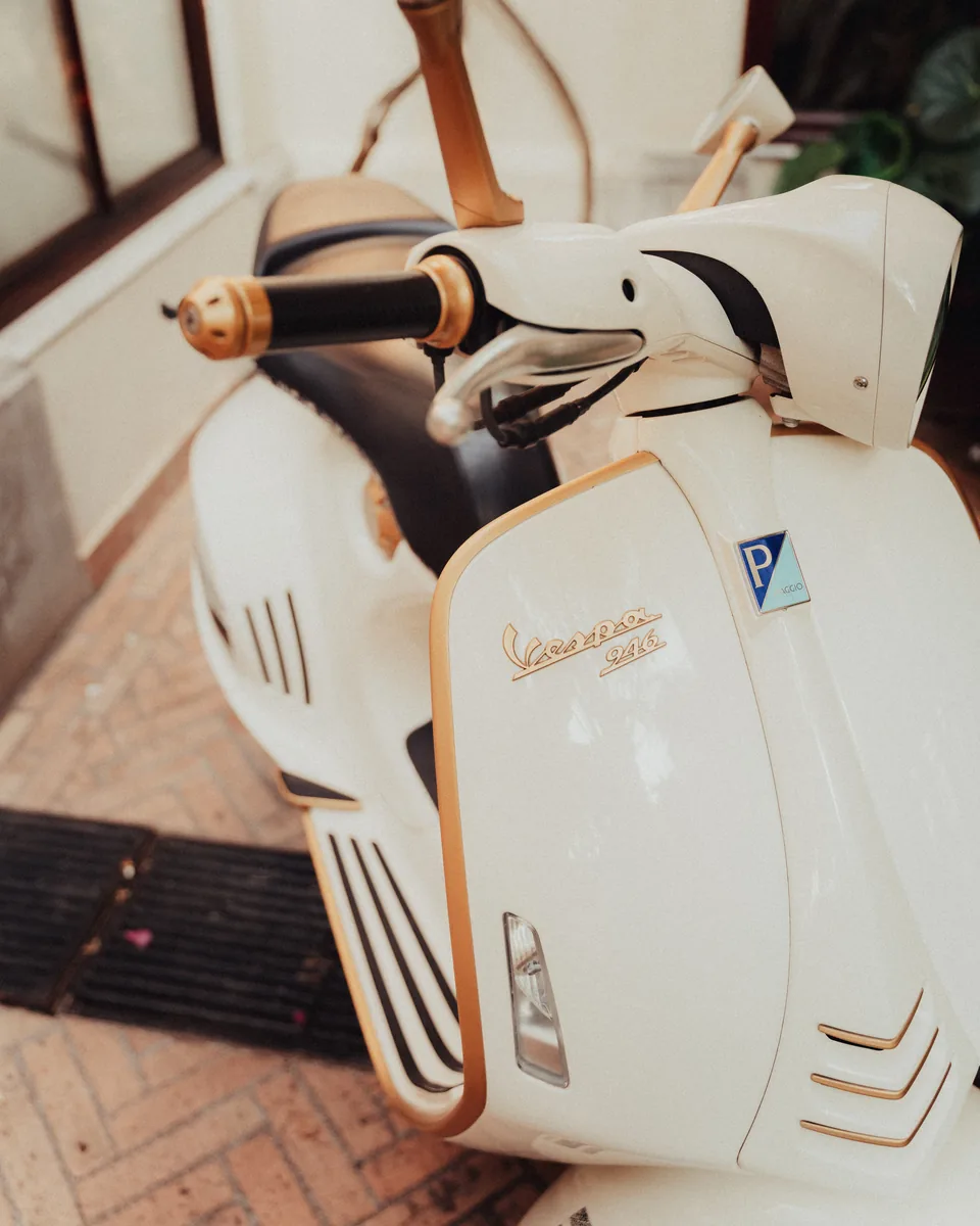 Lenker und Front der Dior Vespa