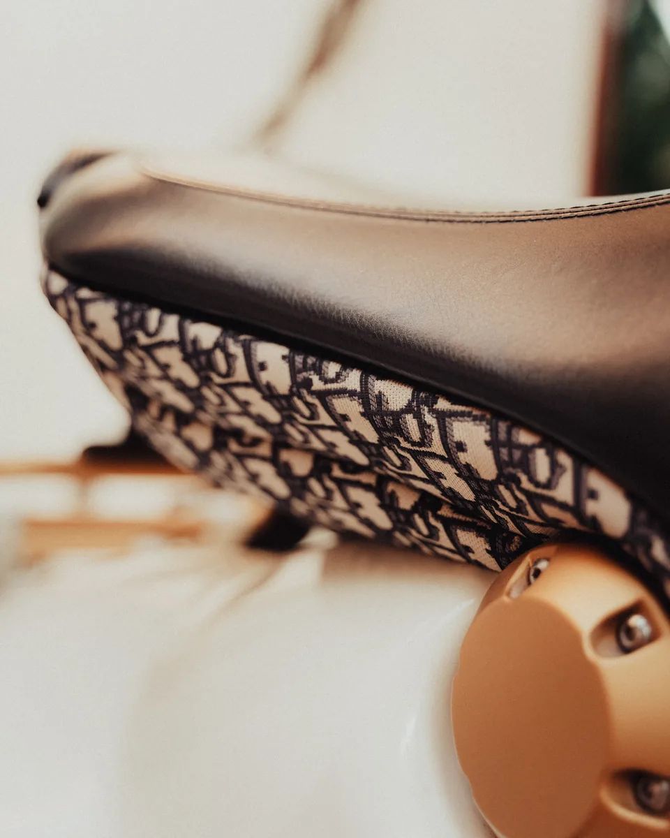 Dior-Muster und Sitzbank der Vespa im Detail
