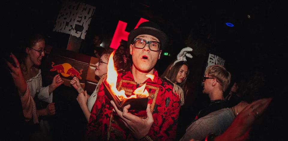 Kottulinsky – Gäste feiern vor dem DJ-Pult