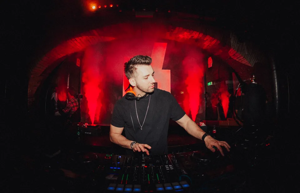 Kottulinsky – DJ im roten Bühnenlicht