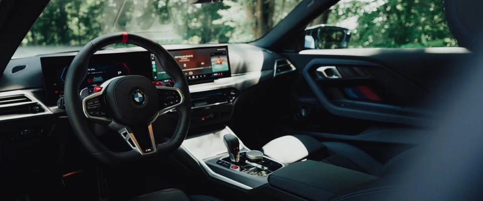 Innenraum eines BMW M2 mit Lenkrad und Cockpit