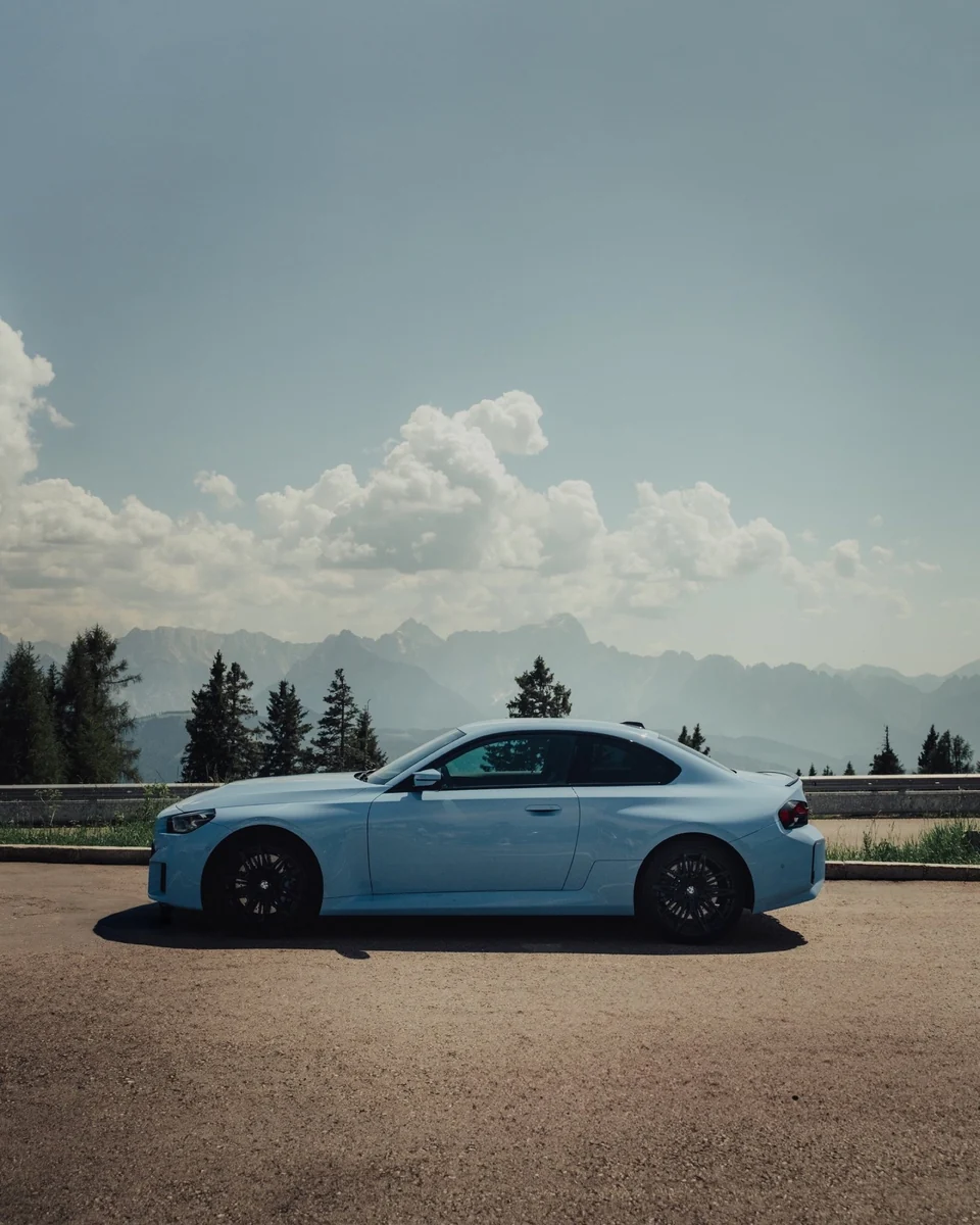 BMW M2 Seitenansicht vor Bergpanorama