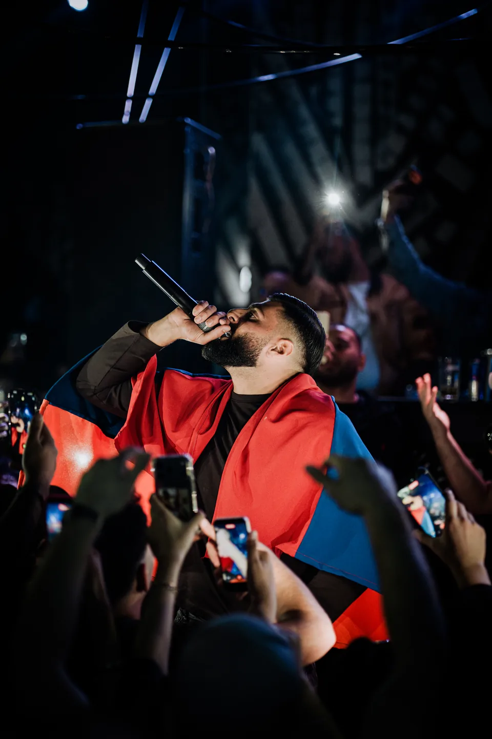 MAKAR – Performance im roten Bühnenlicht