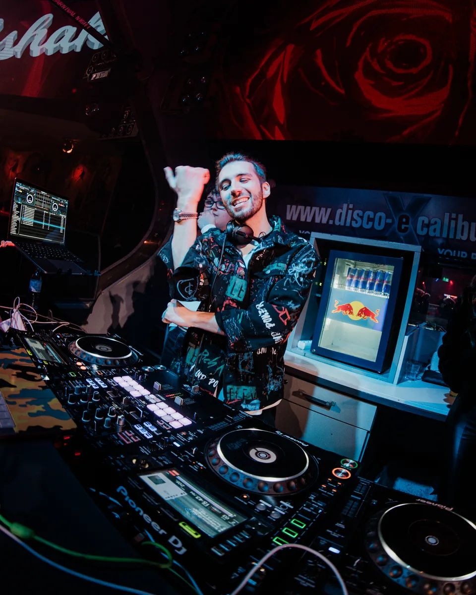 Milkshake – DJ am Mischpult im roten Bühnenlicht