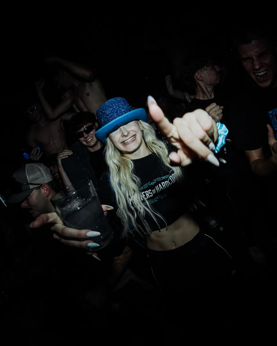 Mission Harderstyles – Eventgast mit blauem Hut