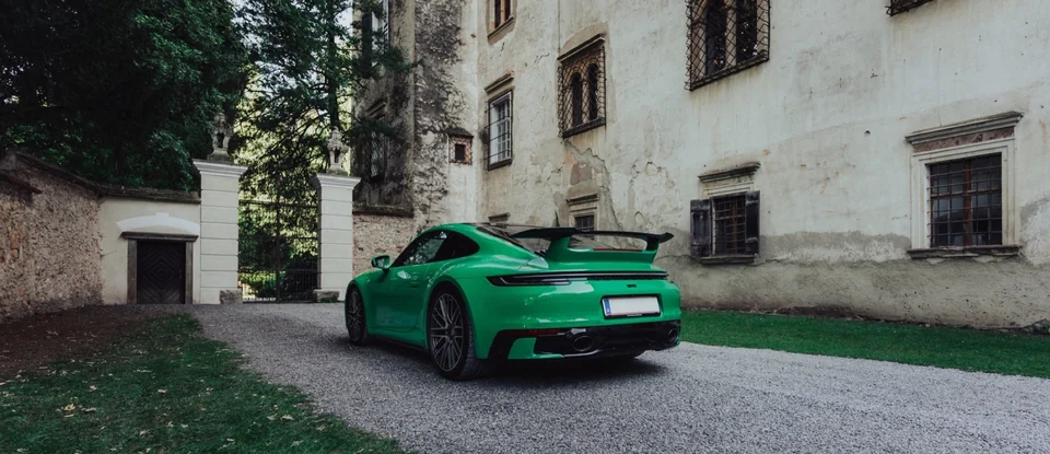 Porsche 911 Heckansicht vor historischem Gebäude
