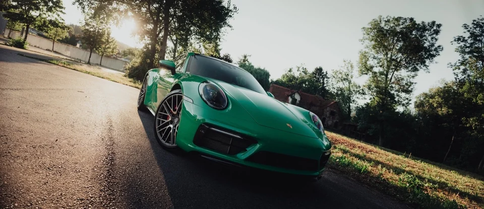 Grüner Porsche 911 tief aus der Frontperspektive